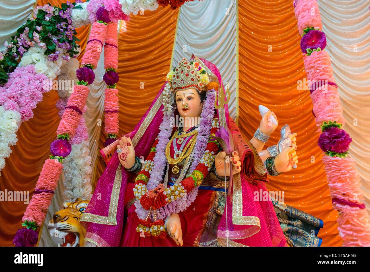 Un bellissimo idolo di Maa Durga adorato in un pandalo durante Navratri a Mumbai, India Foto Stock