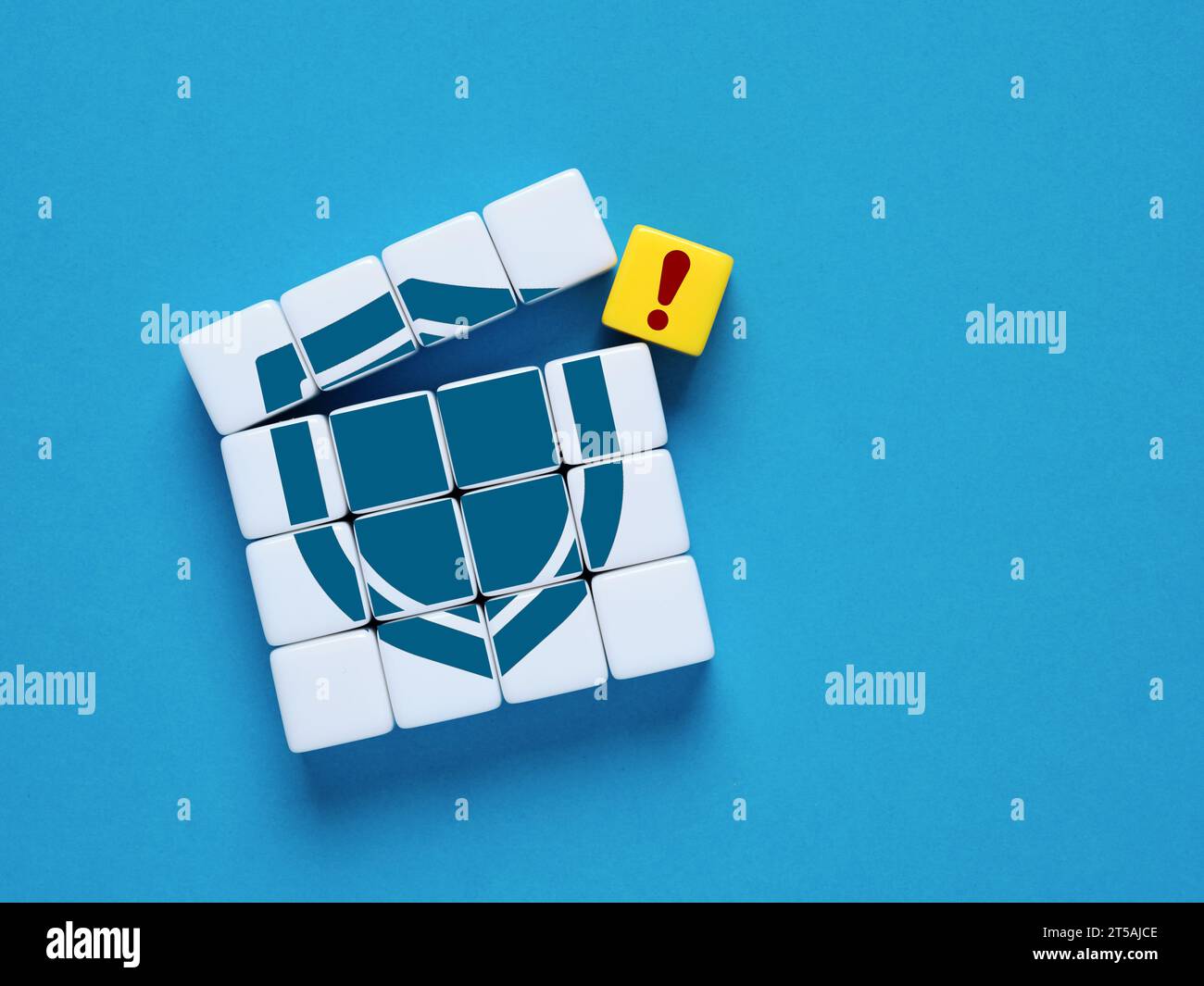 Hacking e guasto al sistema di sicurezza. Difesa e protezione indebolite. Vulnerabilità alle minacce. Foto Stock