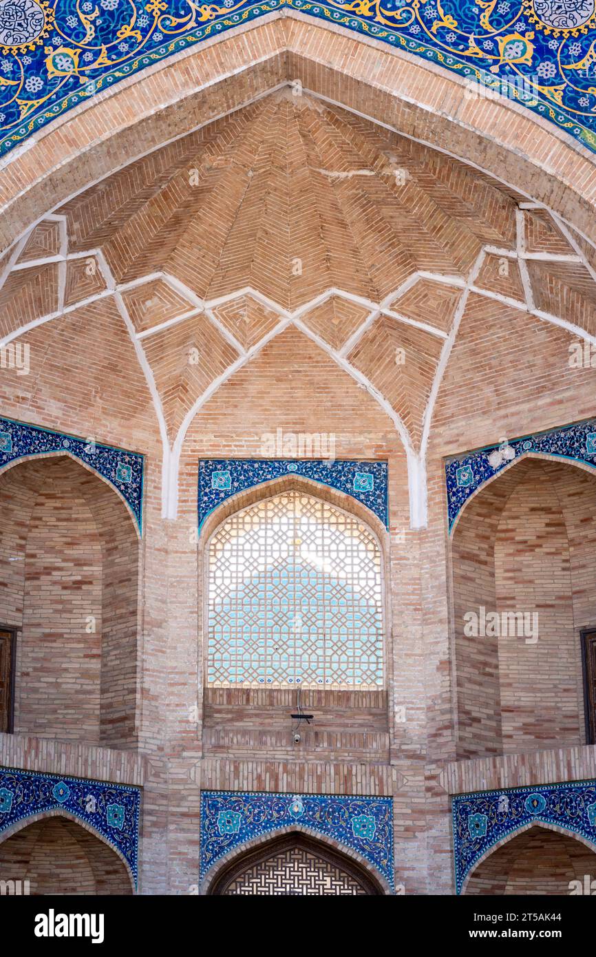 Tashkent, Uzbekistan-11 agosto 2023: Vista dell'ingresso della Moschea Tillya Sheikh durante una giornata di sole. Il complesso è una piazza che include un set Foto Stock