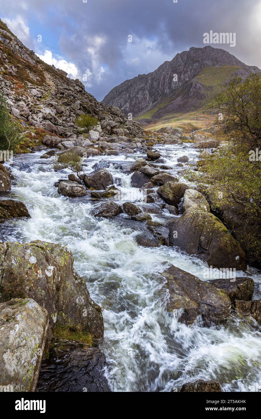 Parte superiore delle cascate Ogwen da Pont Pen-y Benglog, con il monte Tryfan sullo sfondo, Llyn Ogwen, Snowdonia, Galles Foto Stock