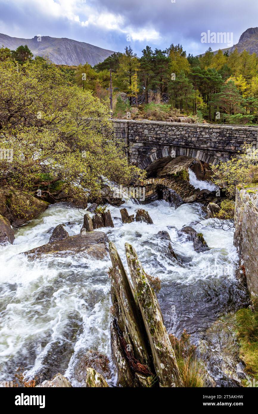 Vecchio ponte di cavalli da pacco nascosto sotto il ponte A5 a Ogwen Falls, Pont Pen-y Benglog, Snowdonia, Galles Foto Stock
