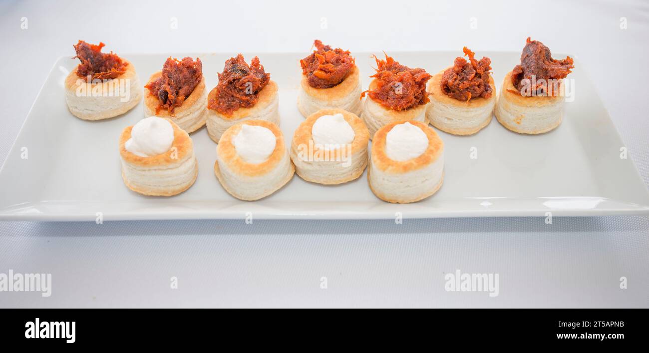 Stuzzichini di pasta sfoglia con chorizo iberico rosso e formaggio torta del Casar. Cucina spagnola Foto Stock