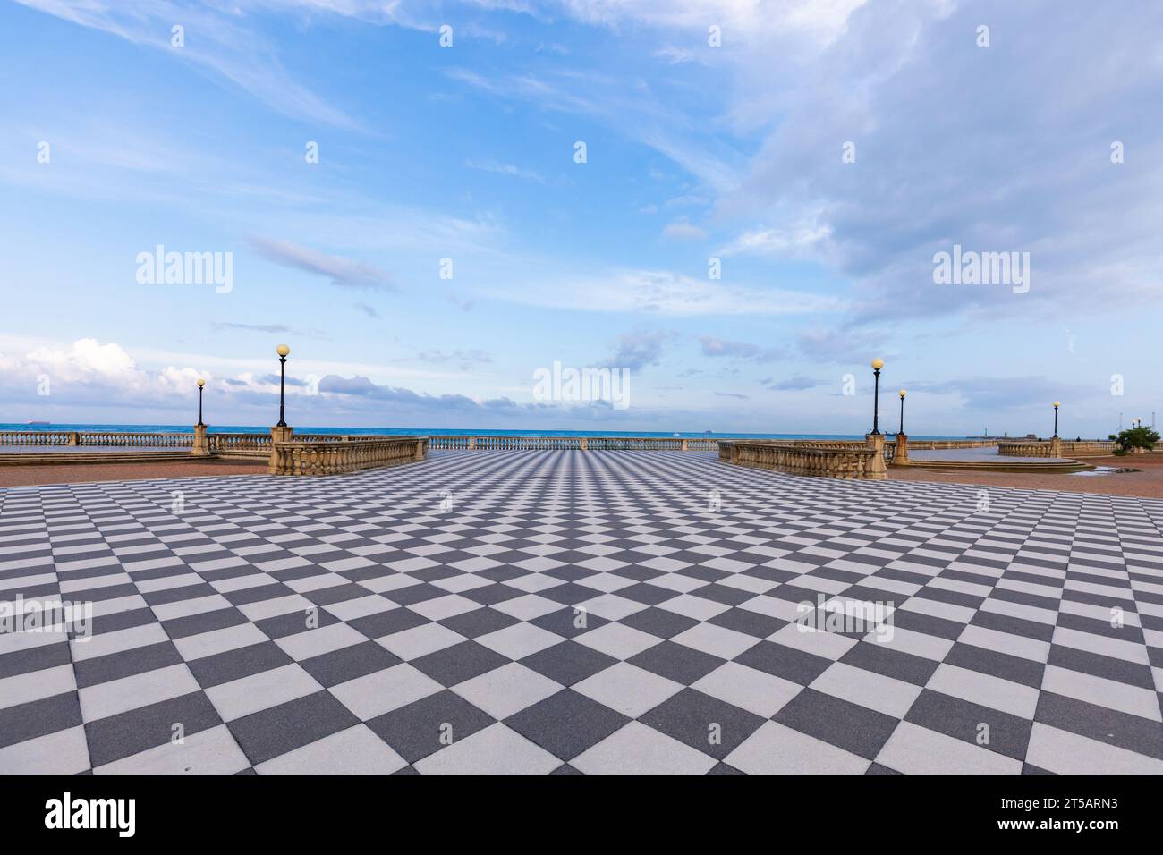 Livorno, Italia. Famosa terrazza Mascagni - Terrazza Mascagni - con pavimentazione a scacchi con motivi geometrici Foto Stock