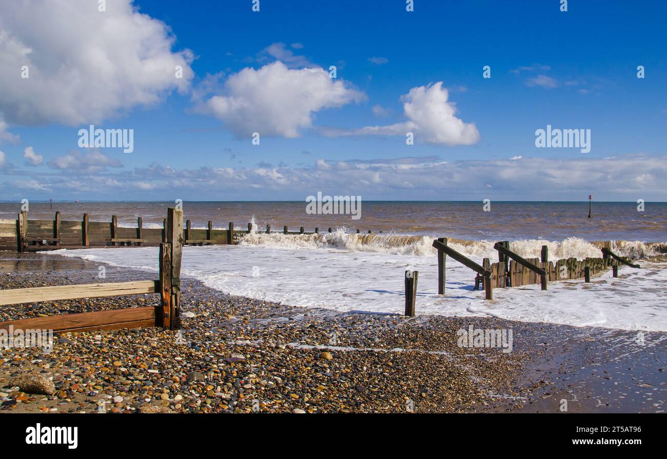 Wooden Groynes protegge la spiaggia di Hornsea sulla costa dell'East Yorkshire. Foto Stock