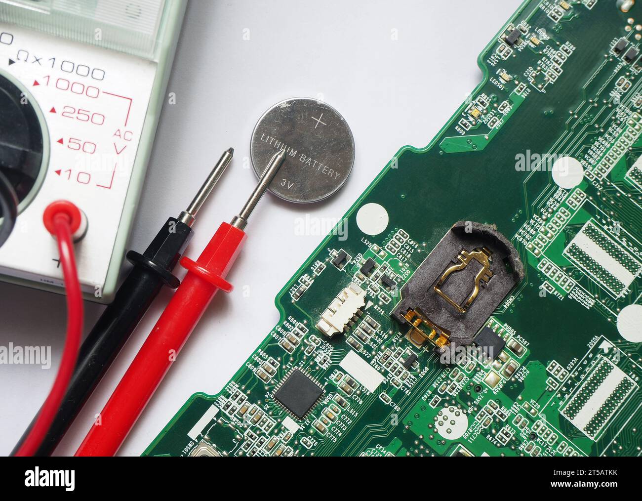 Batteria al litio da 3 V. Dispositivi elettronici a batteria. Batterie per mantenere la memoria volatile quando sono spente. Foto Stock