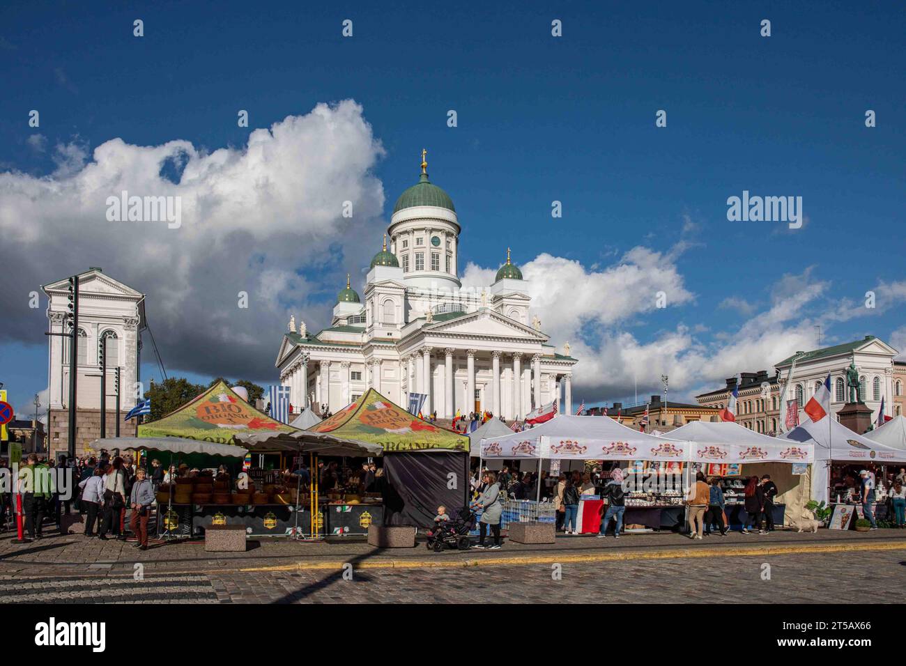 Bancarelle del grande mercato internazionale in Piazza del Senato con la Cattedrale di Helsinki sullo sfondo a Helsinki, Finlandia Foto Stock