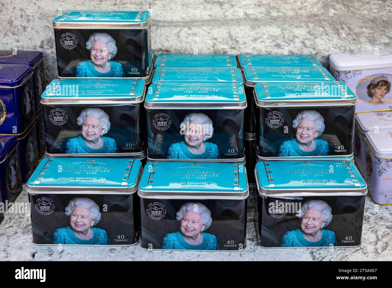 Barattoli da tè per colazione all'inglese con immagine della regina Elisabetta II in vendita all'International Grand Market di Helsinki, Finlandia Foto Stock