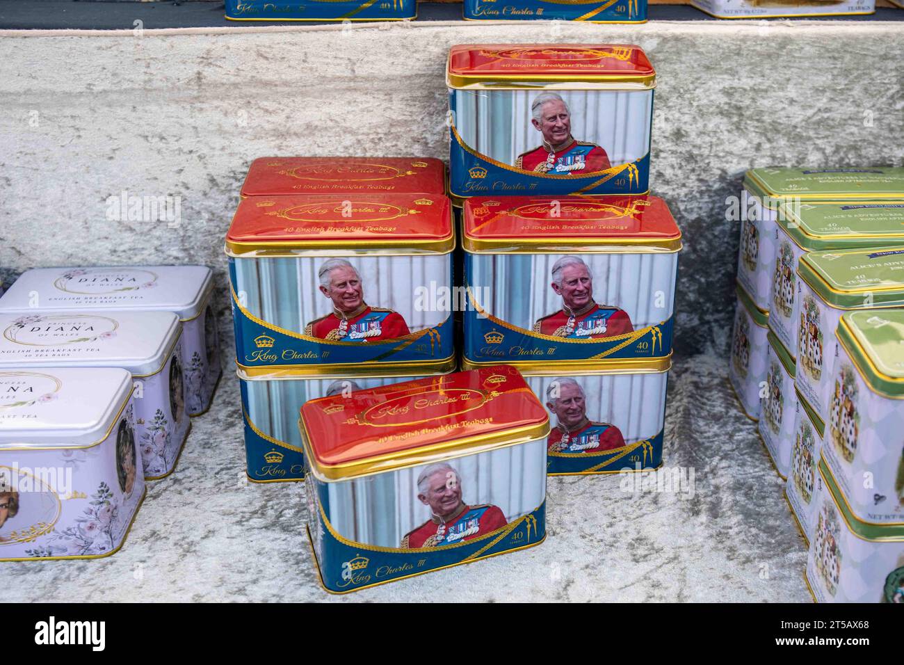 Lattine da tè con immagine di re Carlo III in vendita al grande mercato internazionale in Piazza del Senato a Helsinki, Finlandia Foto Stock