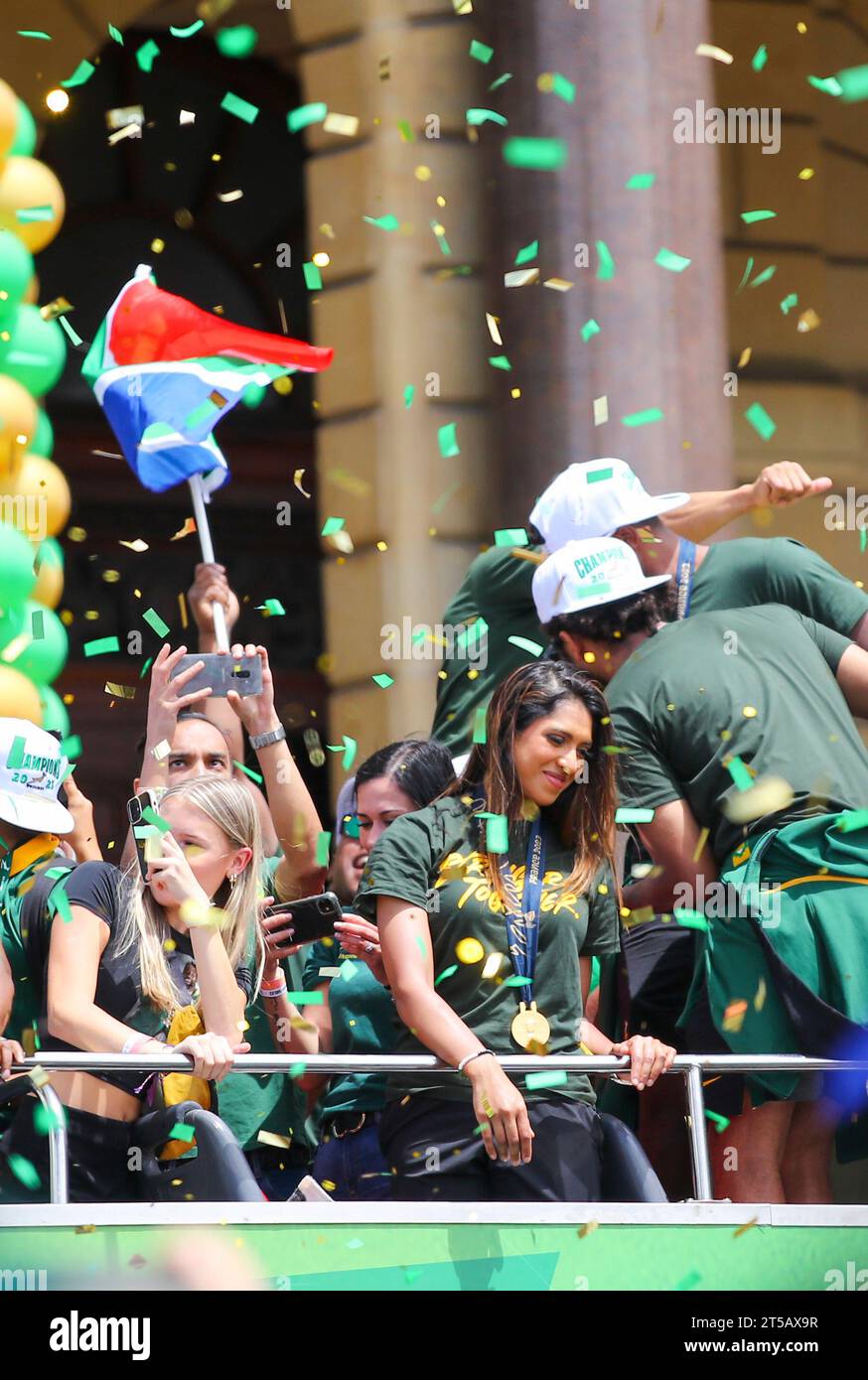 CITTÀ DEL CAPO, SUD AFRICA - 3 NOVEMBRE: Dietista dello springbok, Zeenat Simjee, durante il tour dello Springbok Trophy a città del Capo il 3 novembre 2023 a città del Capo, Sud Africa. Gli Springboks batterono i New Zealand All Blacks 12-11 vincendo la Coppa del mondo di rugby a Parigi, in Francia, sabato 28 ottobre 2023. (Foto di Roger Sedres) Foto Stock