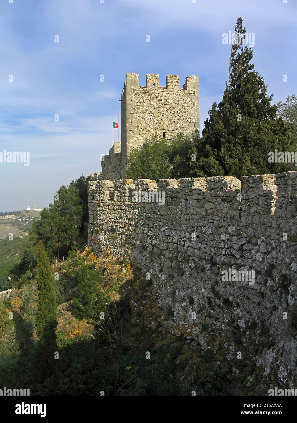 Castello medievale di Sesimbra, Portogallo. Vista del muro difensivo e della torre di guardia che si affaccia sul paesaggio Foto Stock