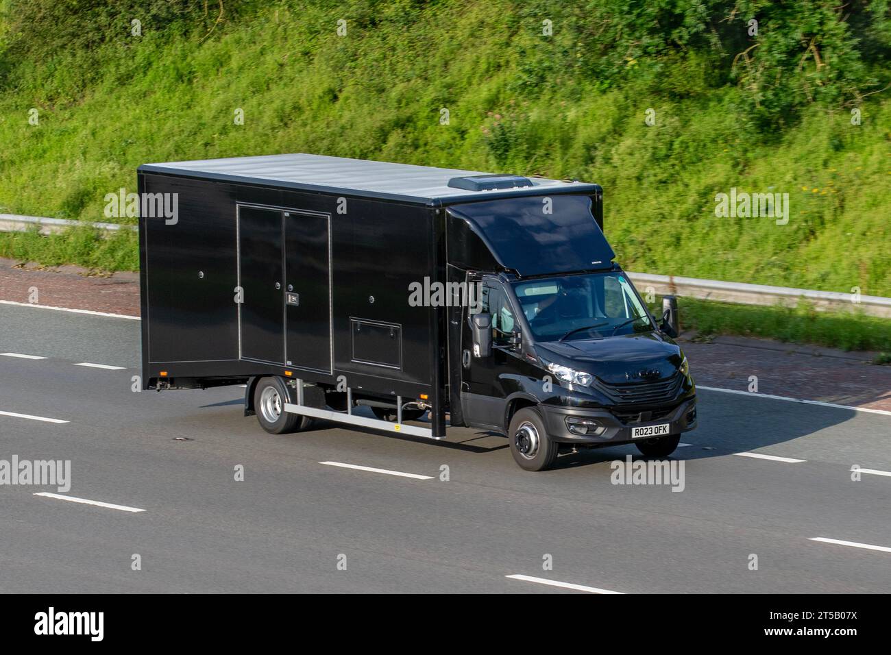 2023 Iveco Daily 70C18B auto Horsebox nero con rampa laterale e posteriore inclinata Foto Stock