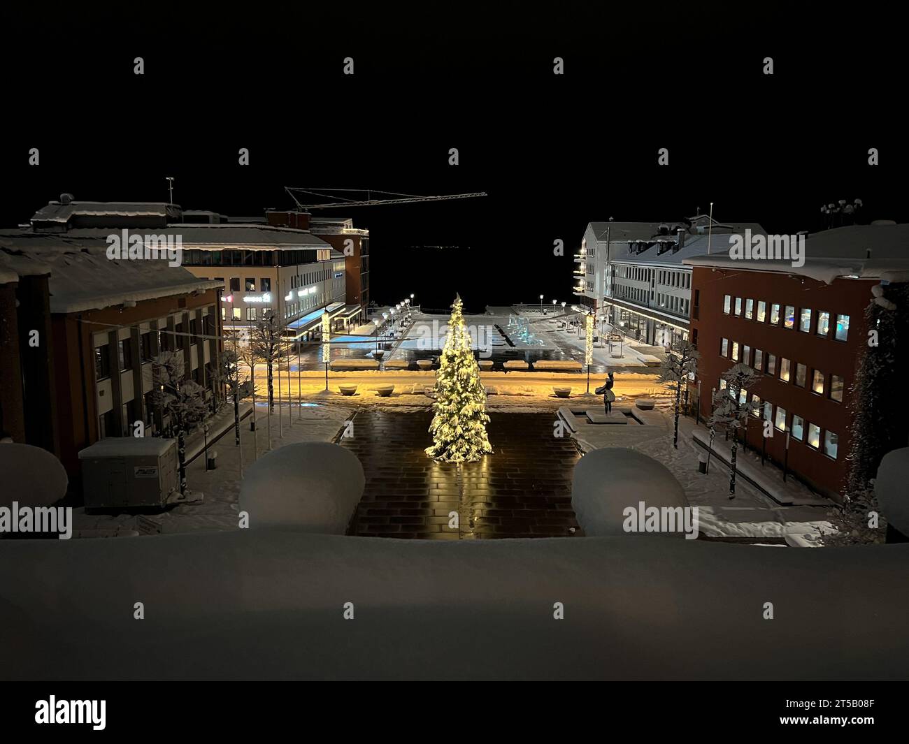 Albero di Natale sulla piazza della città visto da lontano Foto Stock