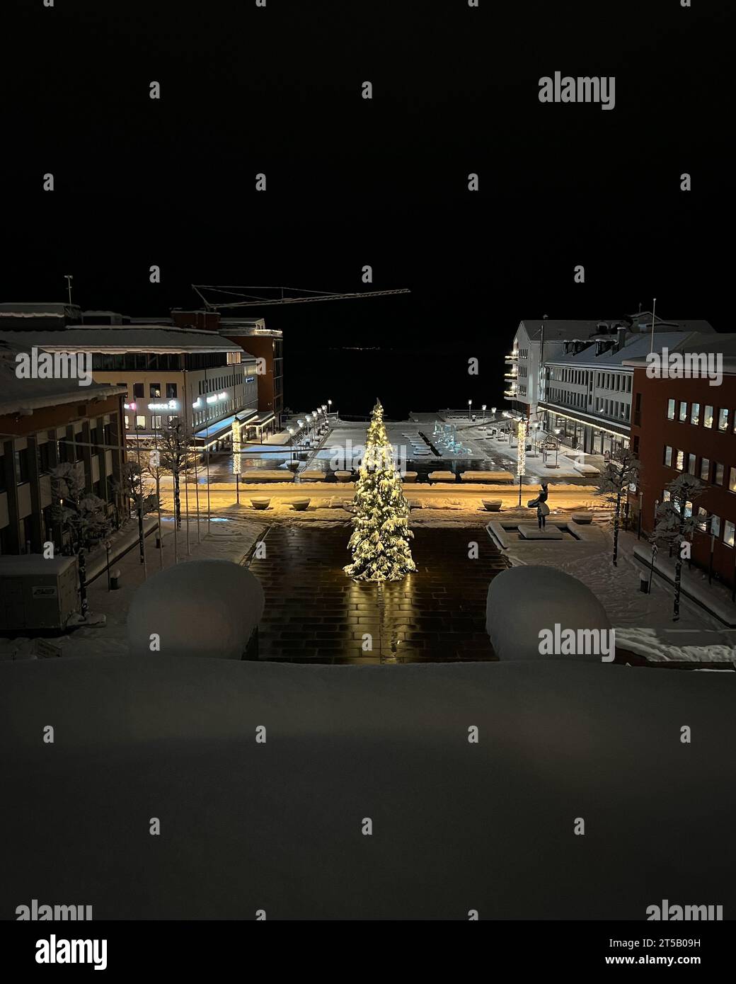 Albero di Natale sulla piazza della città visto da lontano Foto Stock