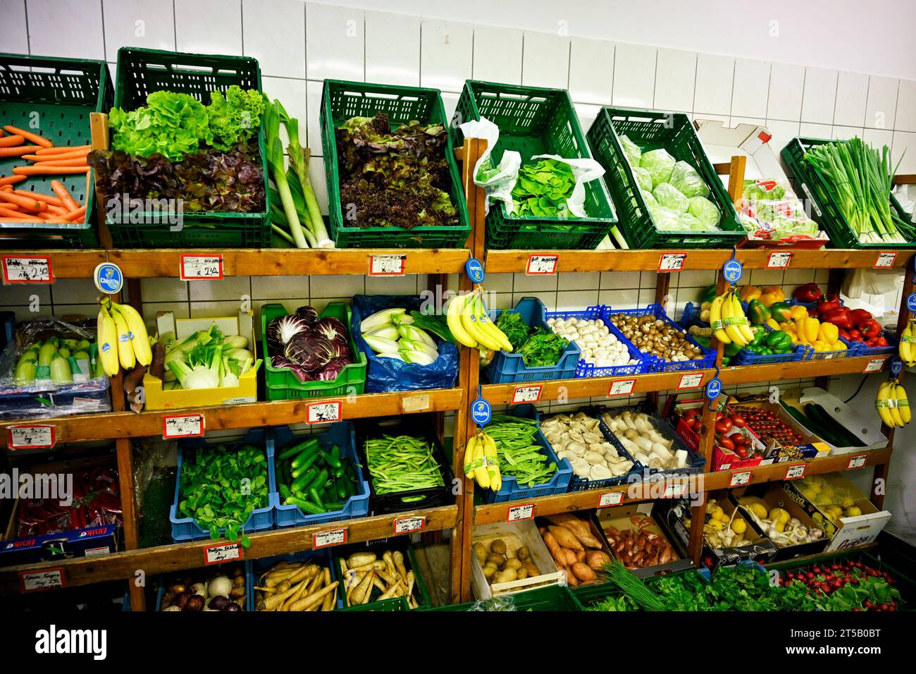 Gemüseladen und Angebot eines türkischen Händlers. Foto Stock