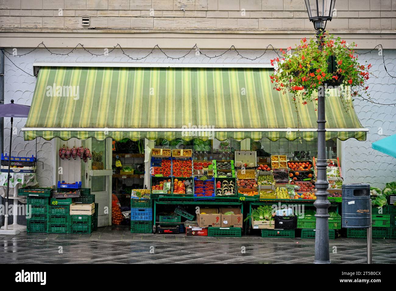 Gemüseladen und Angebot eines türkischen Händlers. Foto Stock