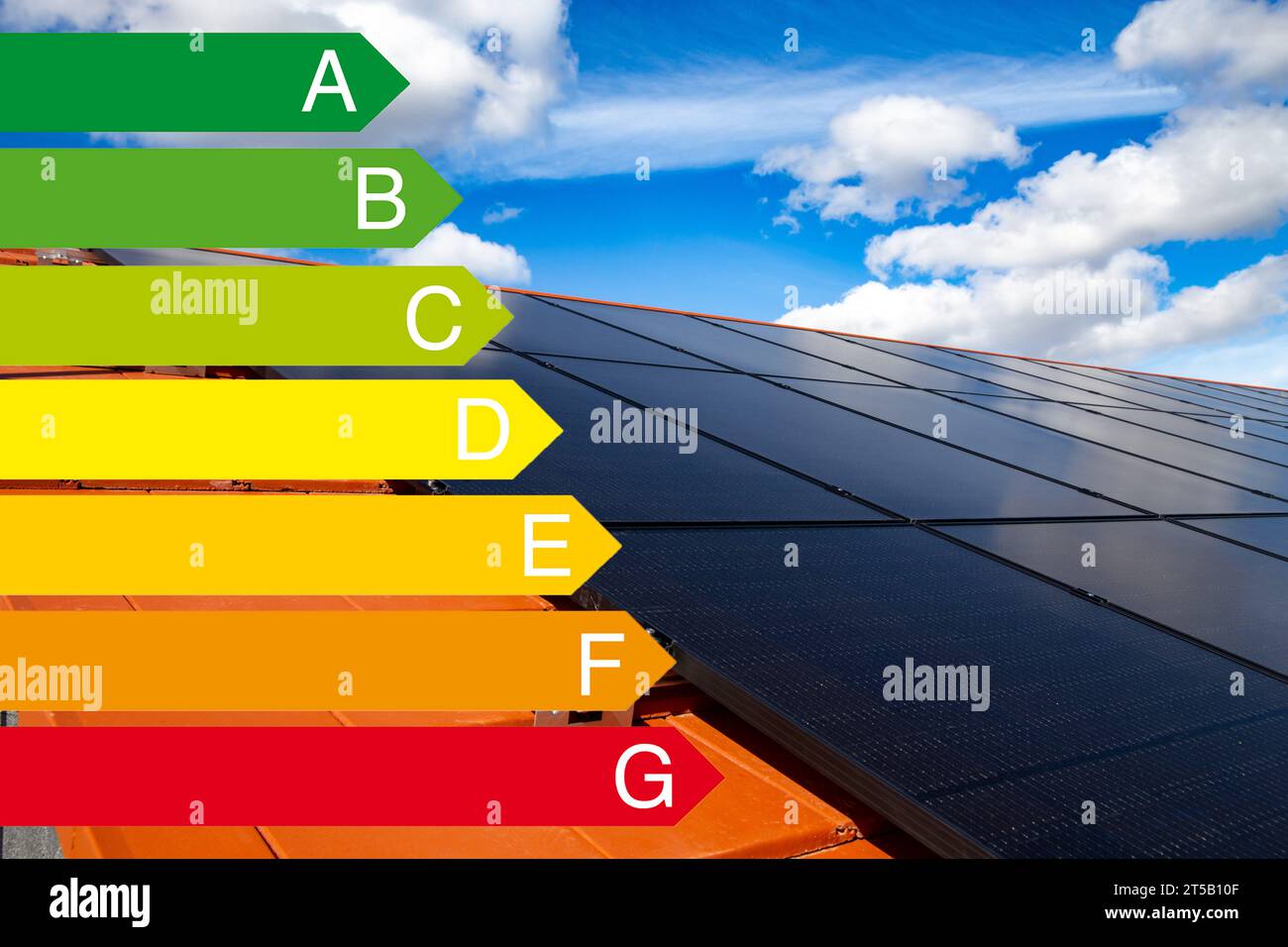 Tetto solare su una casa indipendente con etichetta energetica dell'Unione europea Foto Stock