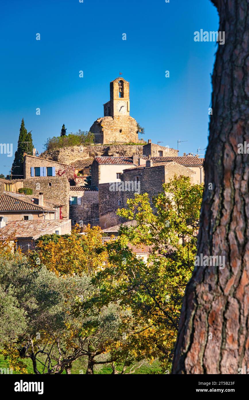 Villaggio di Lourmarin nella campagna del Luberon, regione di Vaucluse Provenza, Francia Foto Stock