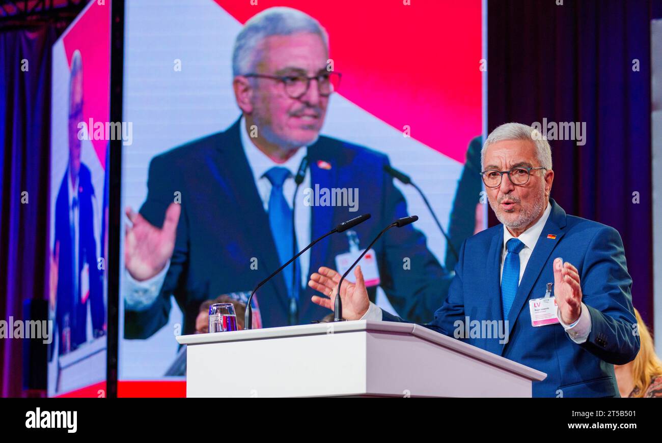 Magonza, Germania. 4 novembre 2023. Roger Lewentz (SPD), presidente dello stato del suo partito, pronuncia il suo discorso di candidatura. Alla conferenza del partito statale della SPD Renania-Palatinato nell'alte Lokhalle, l'attenzione è rivolta all'elezione di un nuovo comitato esecutivo. Il presidente dello Stato in carica si candida di nuovo. Credito: Andreas Arnold/dpa/Alamy Live News Foto Stock