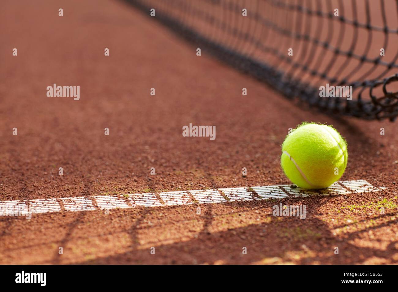 Tennis, palla e campo in terra battuta, rete e linea per esercizi, allenamento e fitness all'aperto in estate. Sport, reti e primo piano della sfera sul terreno per Foto Stock