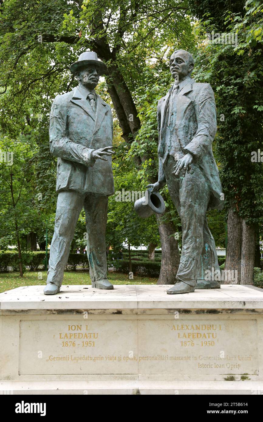 Statua dei fratelli gemelli Ion e Alexandru Lapedatu, Parcul Gheorghe Dima, Braşov, contea di Braşov, Transilvania, Romania, Europa Foto Stock