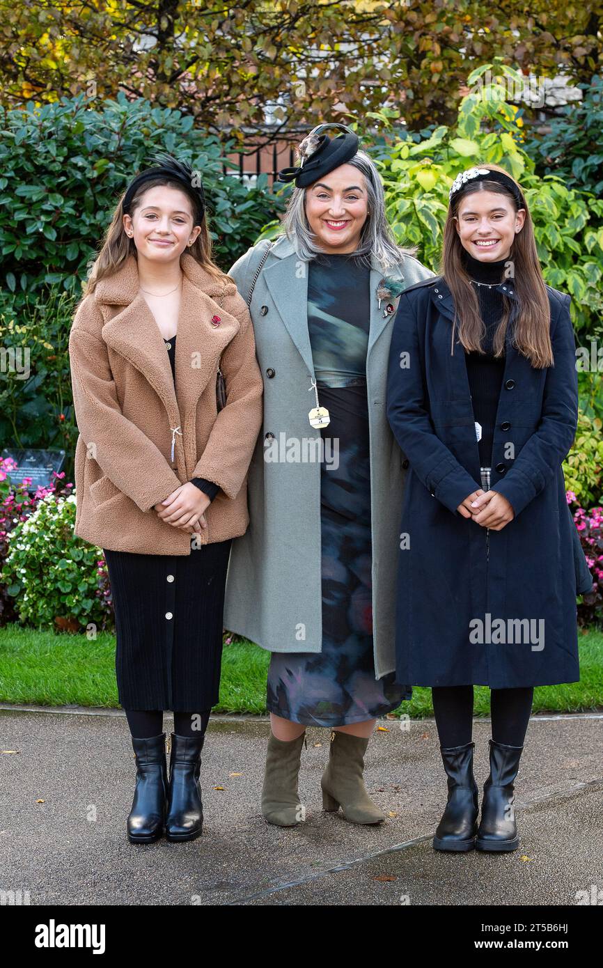 Ascot, Berkshire, Regno Unito. 4 novembre 2023. Gli appassionati di automobilismo arrivano all'ippodromo di Ascot in una mattinata di sole per lo spettacolare ippodromo per famiglie con fuochi d'artificio. Oggi è il primo incontro di salti della stagione 2023/2024. Credito: Maureen McLean/Alamy Live News Foto Stock