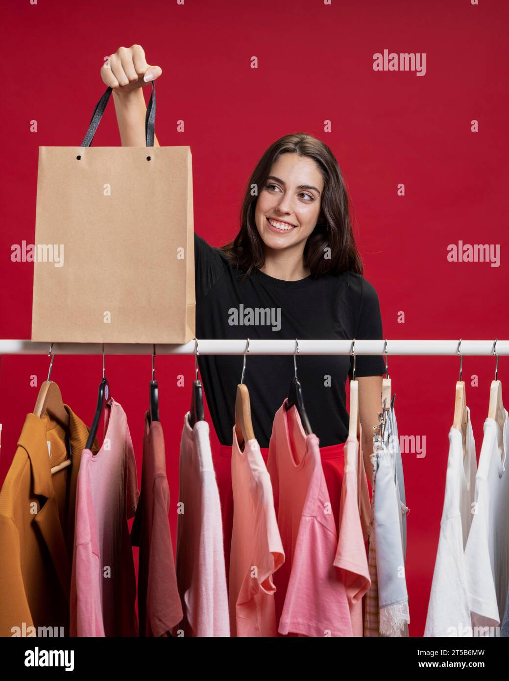 Bella donna che guarda la sua borsa della spesa Foto Stock