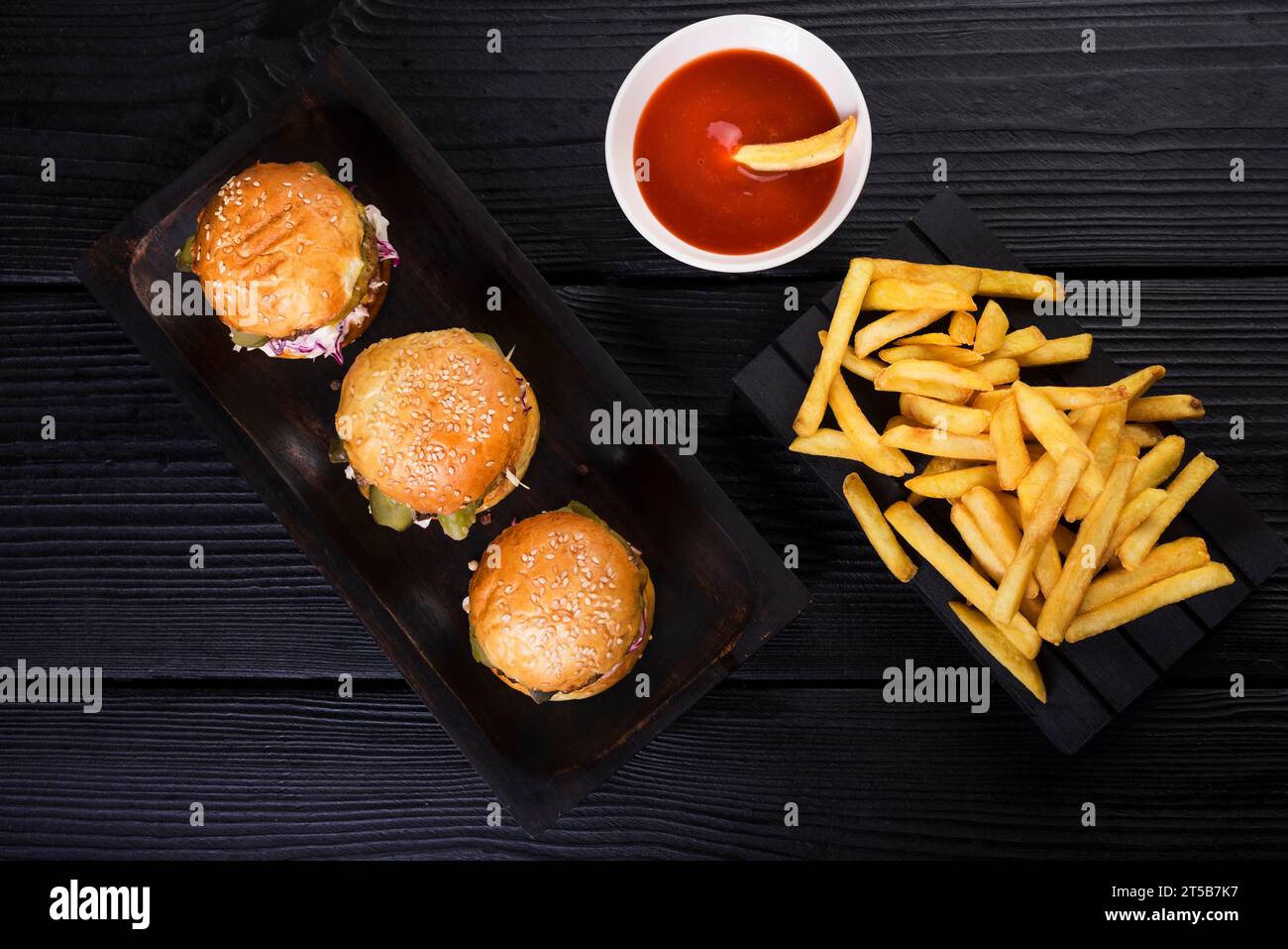 Hamburger americani con salsa di patatine fritte Foto Stock