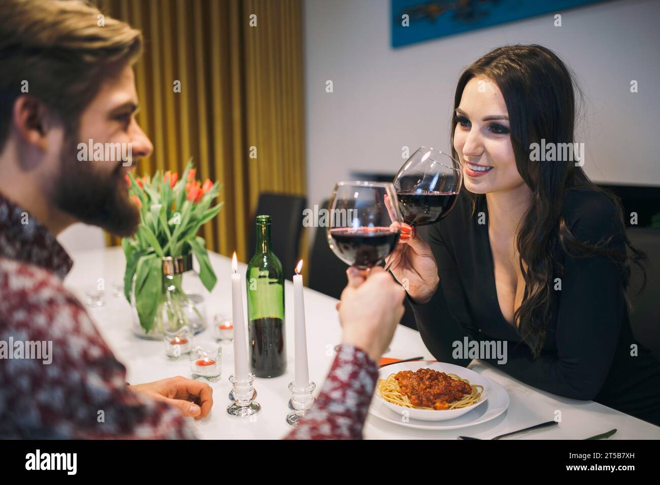 Amate le persone che si godono una cena con vino Foto Stock