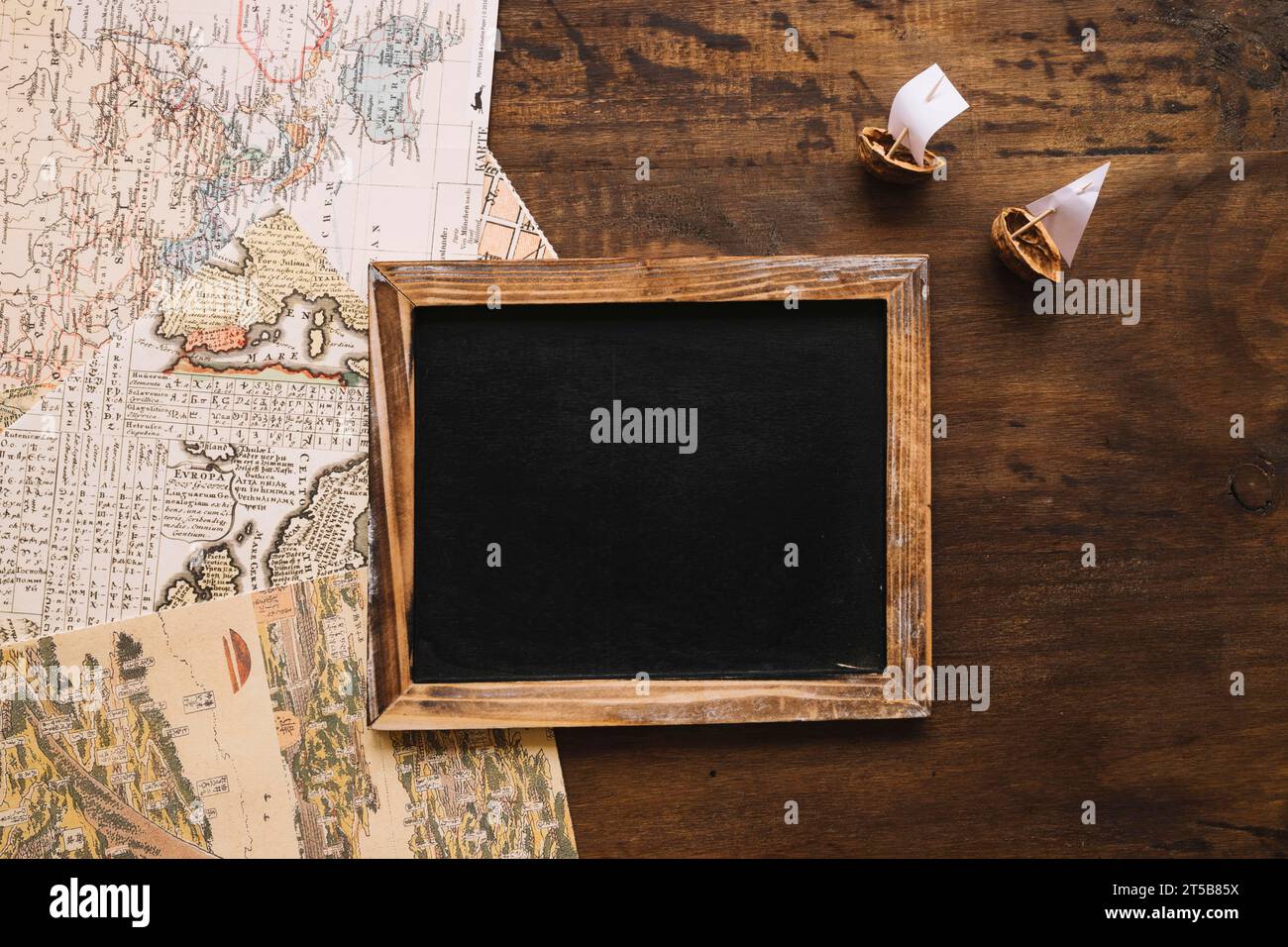 Mappe di Nutshell boat vicino alla lavagna Foto Stock