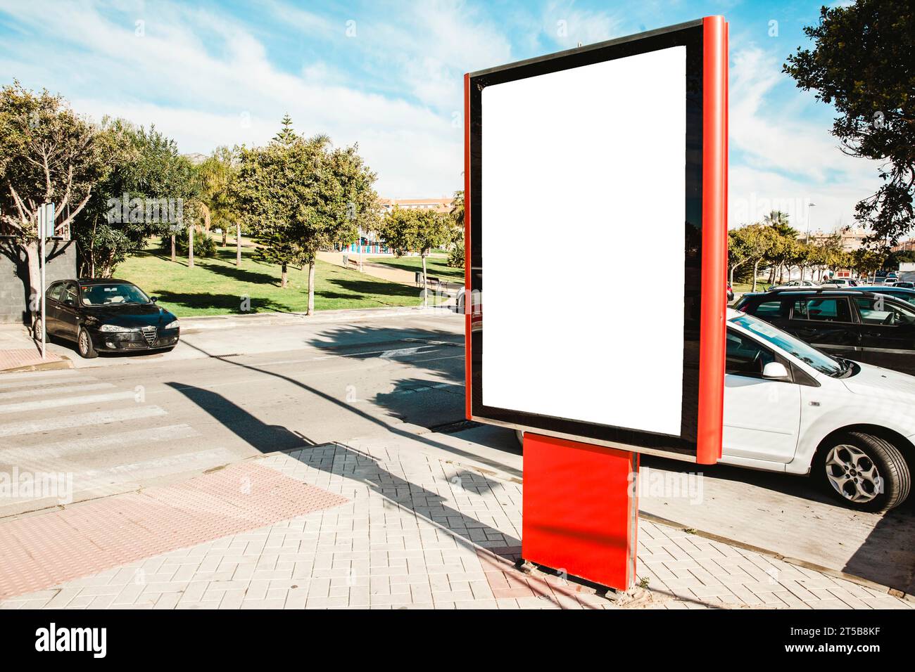 Stand pubblicitario vuoto per strada, luce solare Foto Stock