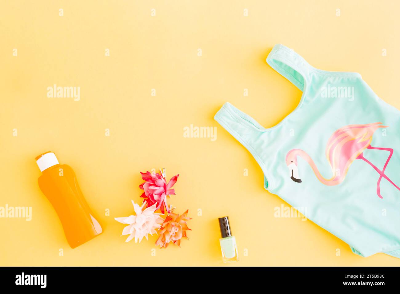 Accessori sfondo giallo per le vacanze estive in spiaggia Foto Stock