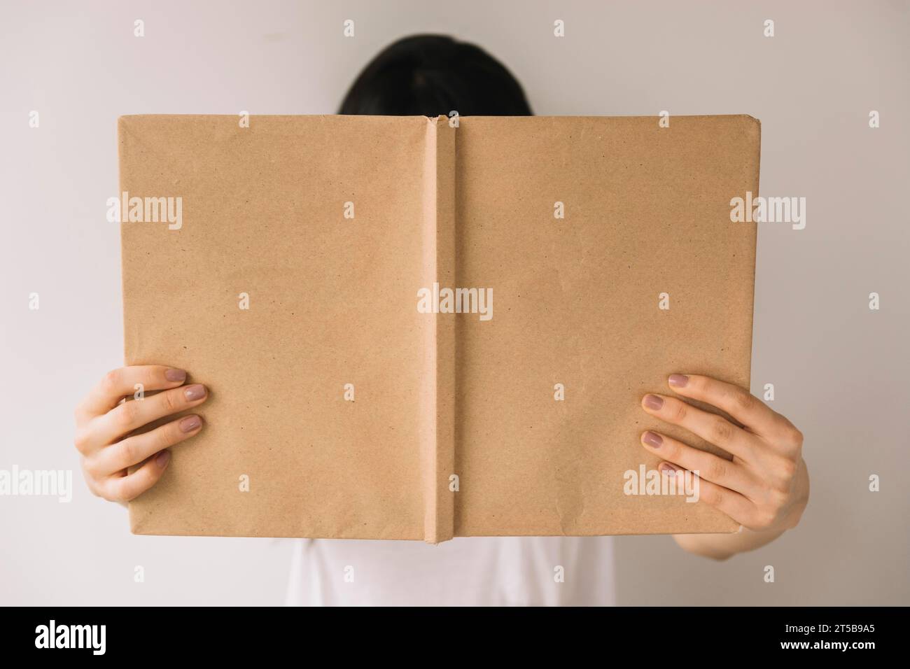 Donna anonima che mostra la telecamera di copertina del libro Foto Stock