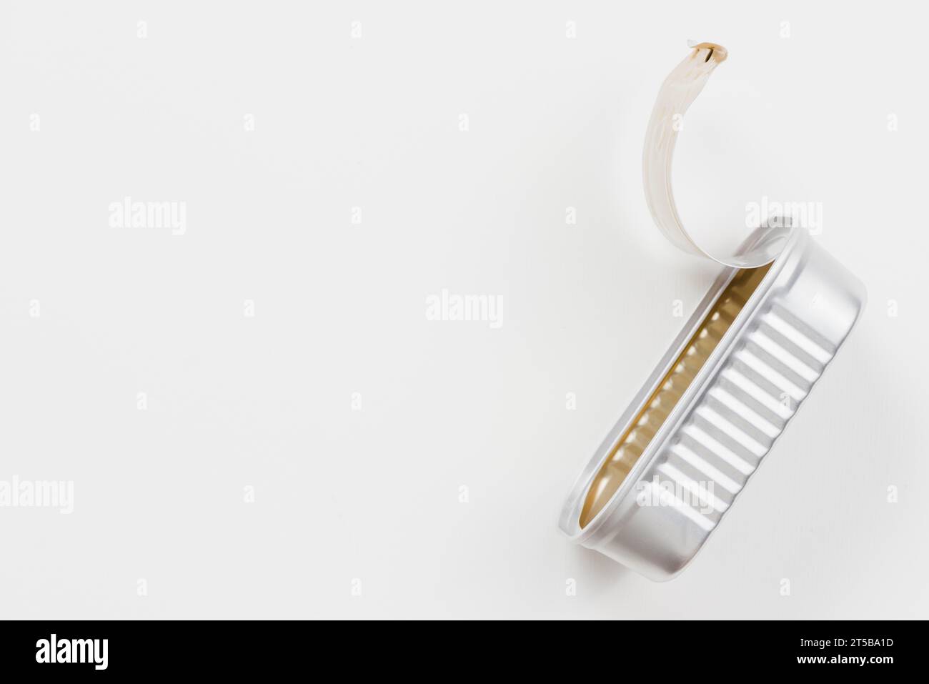 Una lattina di stagno vuota scarta la superficie leggera Foto Stock