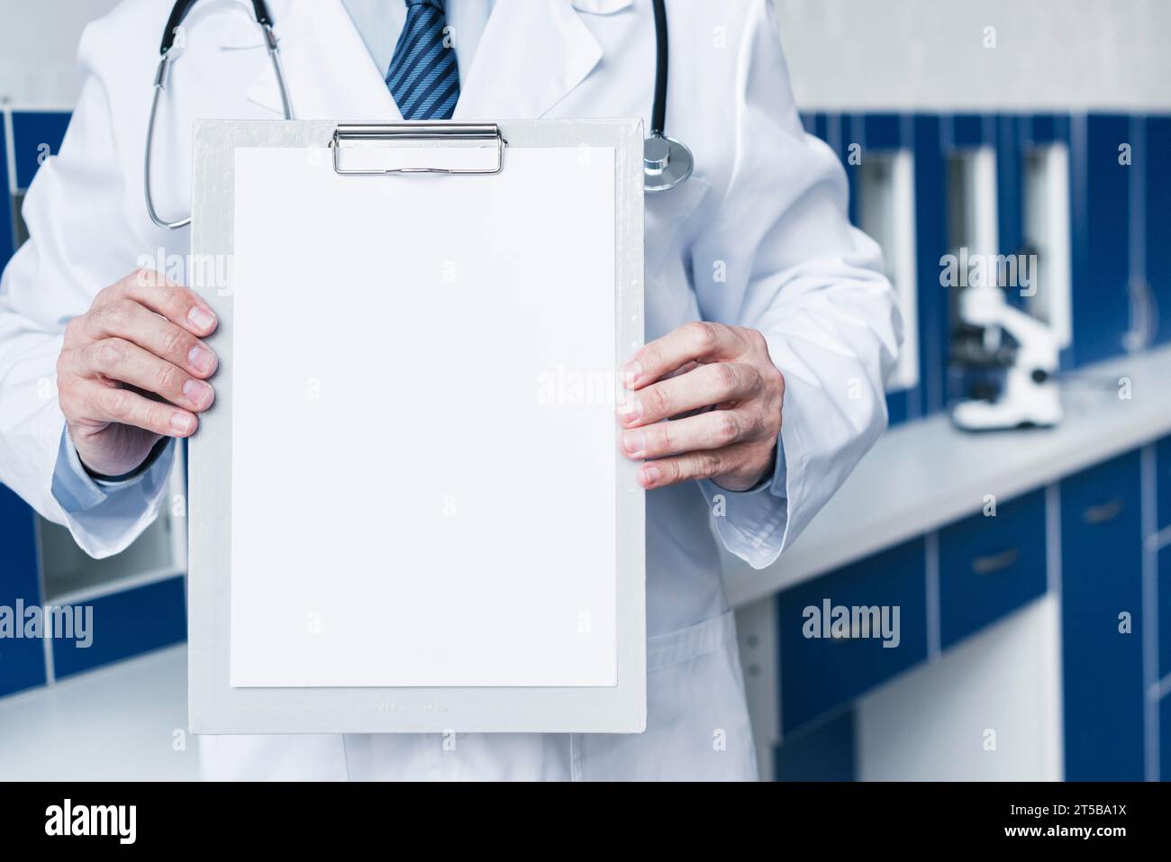 Medico con rapporto medico Foto Stock