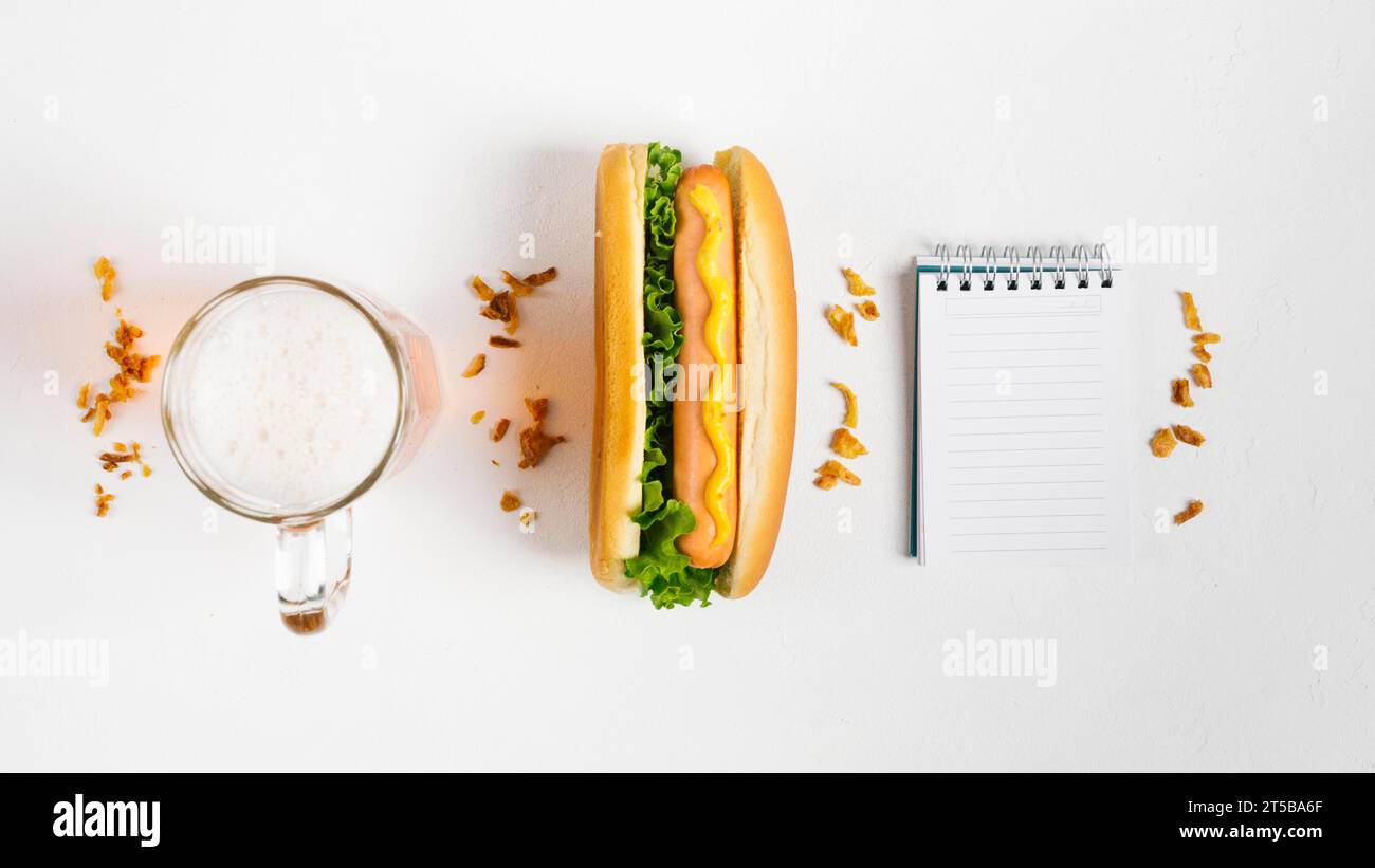 Hotdog piatto con mock-up per appunti Foto Stock