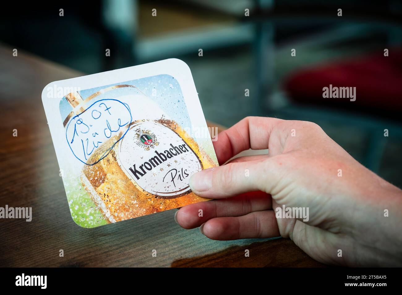 Invece di un calendario, le riunioni sono più spesso annotate sulle stuoie di birra Foto Stock