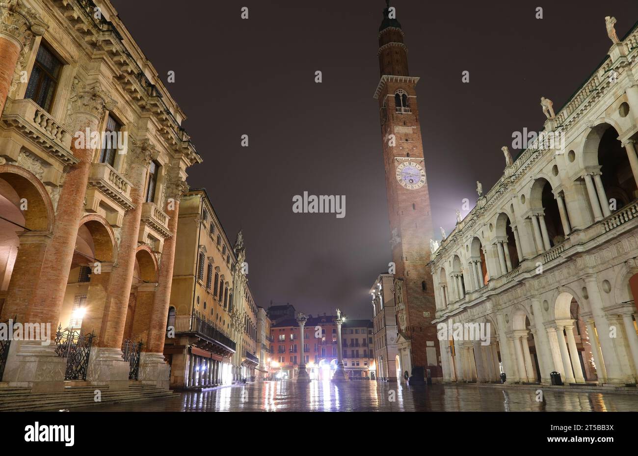 Vicenza, vi, Italia - 15 gennaio 2023: Veduta della città di Vicenza in Italia con riflessi di luci di strada di notte Foto Stock