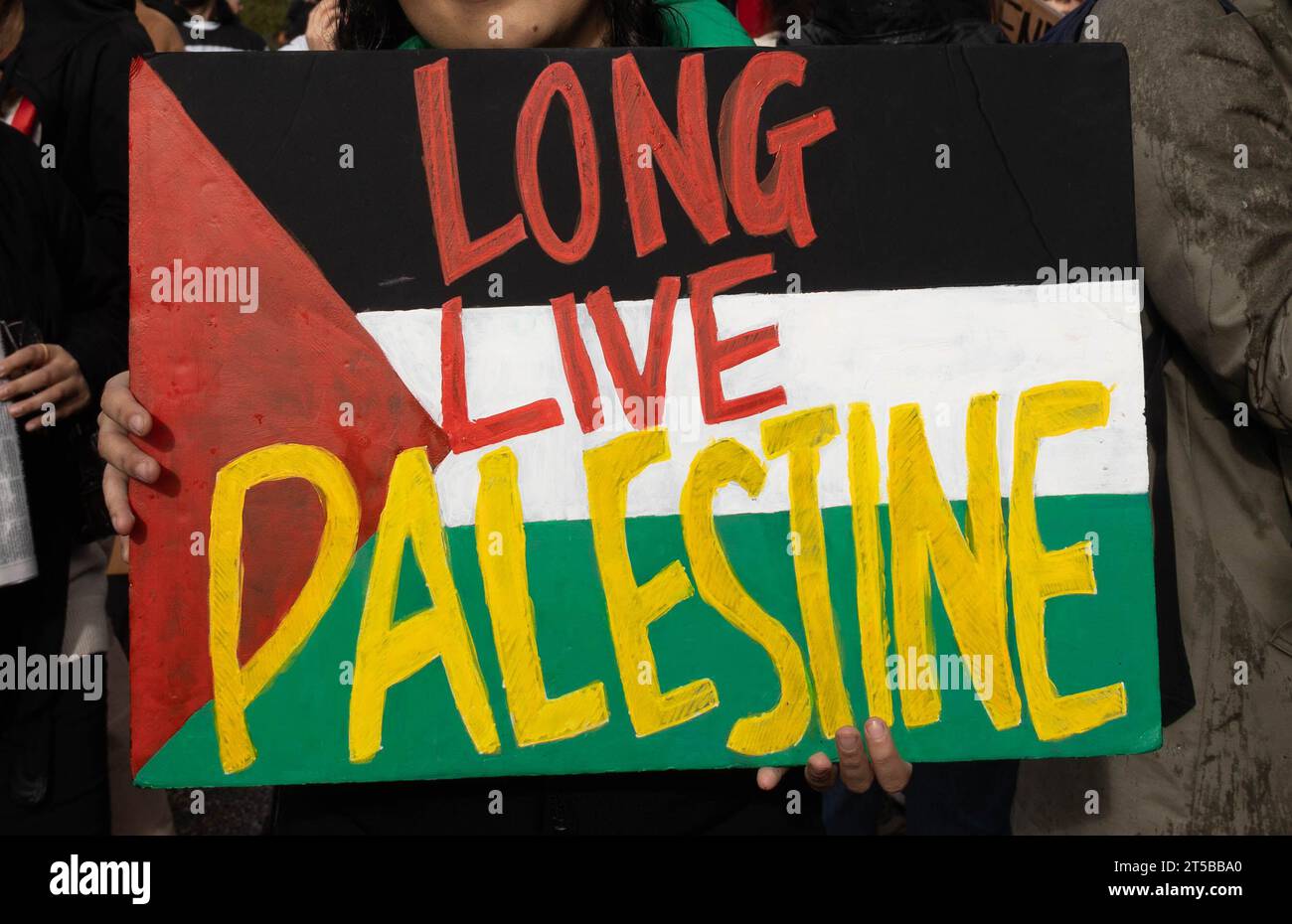 I manifestanti pro-palestinesi si sono riuniti nel loro quartiere a sostegno della Palestina e di un cessate il fuoco, per poi spostarsi verso Trafalgar Square. Crediti: Sinai Noor/Alamy Live News Foto Stock