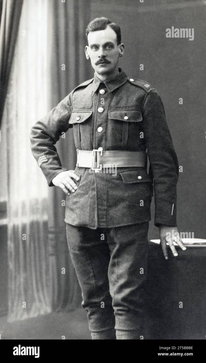 Uno zappatore dei Royal Engineers con strisce di servizio oltremare e una striscia ferita, durante la prima guerra mondiale. Foto Stock