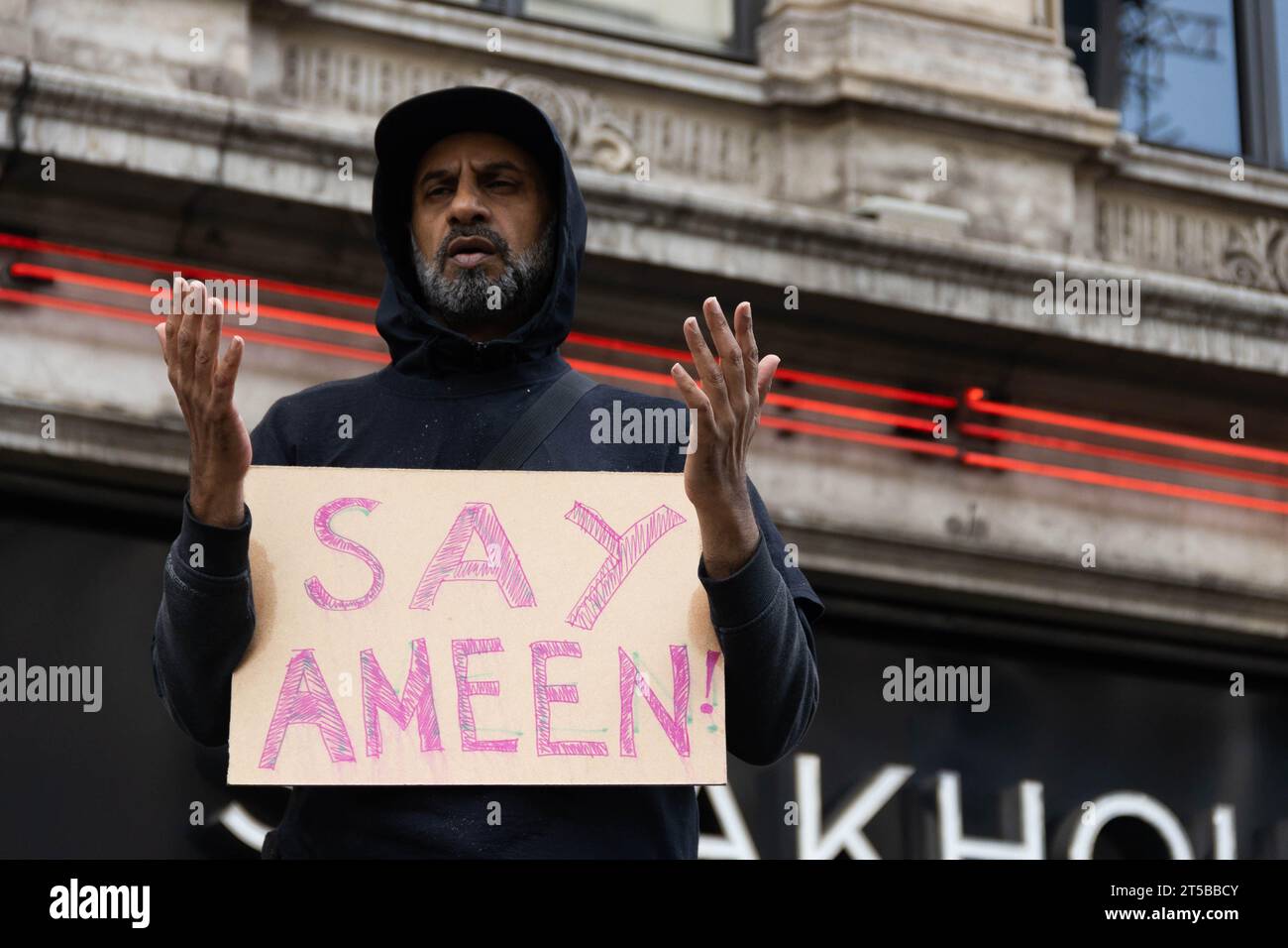 I manifestanti pro-palestinesi si sono riuniti nel loro quartiere a sostegno della Palestina e di un cessate il fuoco, per poi spostarsi verso Trafalgar Square. Crediti: Sinai Noor/Alamy Live News Foto Stock