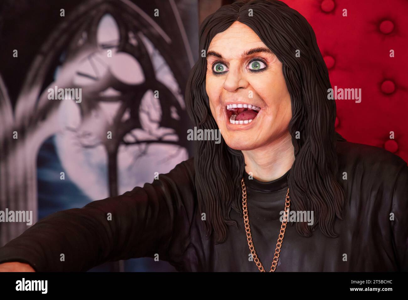 Scultura a grandezza naturale di Ozzy Osbourne realizzata con torta svelata a Birmingham NEC Cake International, creata da Jane Lashbrook. Foto Stock