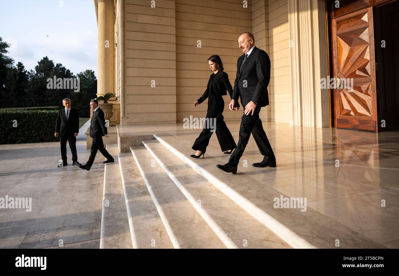 Baku, Azerbaigian. 4 novembre 2023. Annalena Baerbock (Alliance90/Verdi), ministro degli Esteri, lascia il palazzo presidenziale insieme a Ilham Aliyev (r), presidente della Repubblica dell'Azerbaigian. Il fulcro del viaggio è la disputa tra Armenia e Azerbaigian sulla regione del Nagorno-Karabakh. Credito: Hannes P. Albert/dpa/Alamy Live News Foto Stock