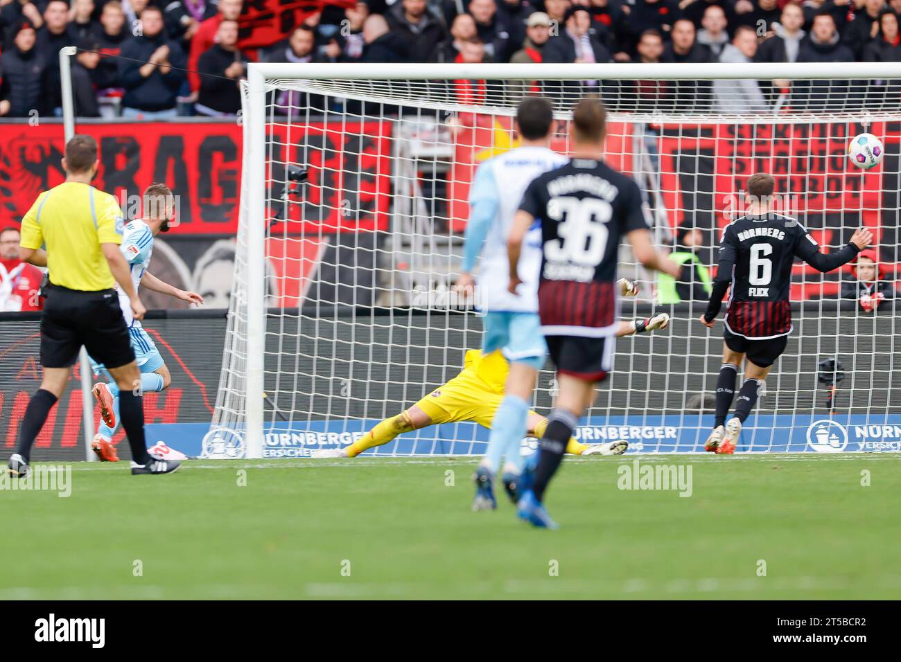 Norimberga, Germania. 4 novembre 2023. Calcio: Bundesliga 2, 1. FC Nürnberg - FC Schalke 04, giorno 12, Max-Morlock-Stadion. Dominick Drexler (2° da sinistra) dello Schalke 04 segna il gol per arrivare 1:0. Credito: Daniel Löb/dpa - NOTA IMPORTANTE: in conformità con le norme della DFL German Football League e della DFB German Football Association, è vietato utilizzare o utilizzare fotografie scattate nello stadio e/o della partita sotto forma di immagini sequenziali e/o serie di foto simili a video./dpa/Alamy Live News Foto Stock