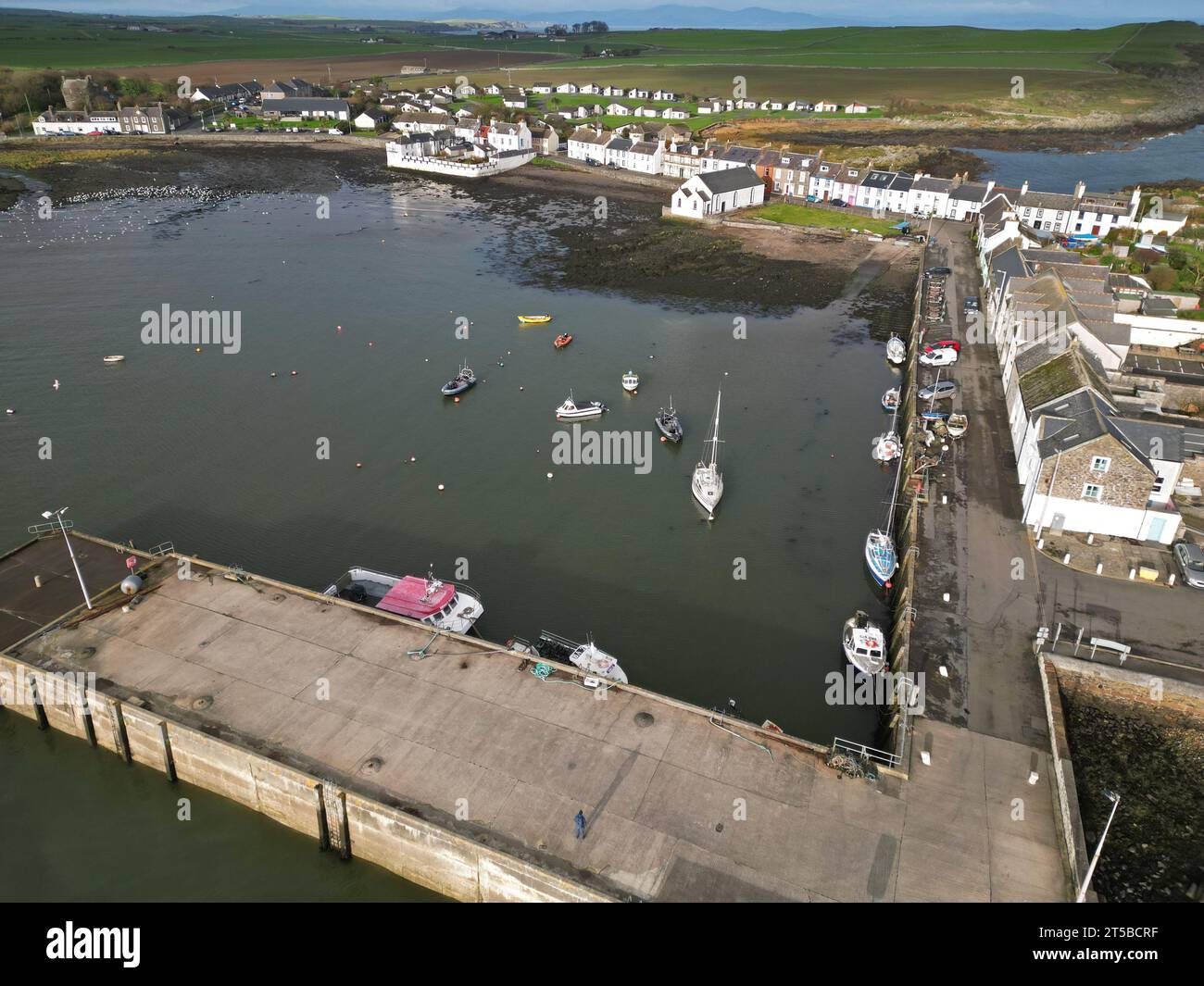 Vista aerea del villaggio costiero e del porto dell'Isola di Whithorn nel Wigtownshire in Scozia presa nell'ottobre 2023 Foto Stock