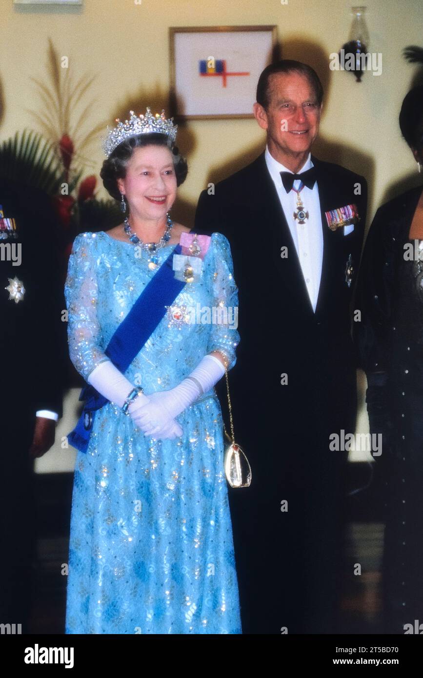 Una sorridente Regina Elisabetta II con il Duca di Edimburgo in un'occasione di Stato alle Barbados. 1989 Foto Stock