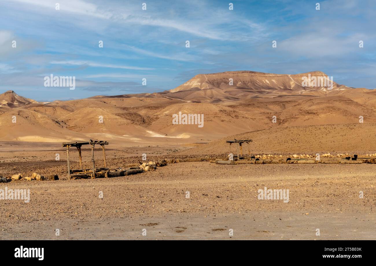 Paesaggio di una montagna pianeggiante e cielo blu nel deserto di Israele. Bella natura desolata Foto Stock