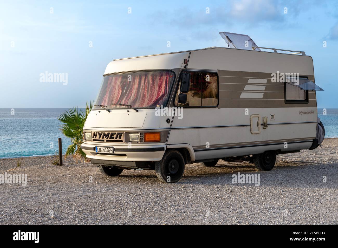Isola di Lefkada. Grecia - 10.23.2023. Un vecchio camper Hymer sulla spiaggia di Kathisma. Foto Stock