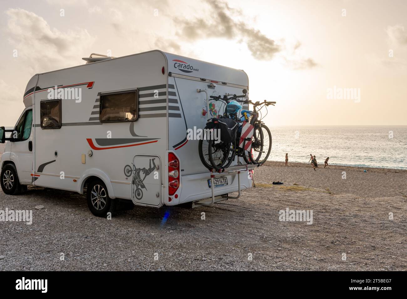 Isola di Lefkada. Grecia - 10.23.2023. Un camper Carado, un camper sulla spiaggia di Kathisma al tramonto. Foto Stock