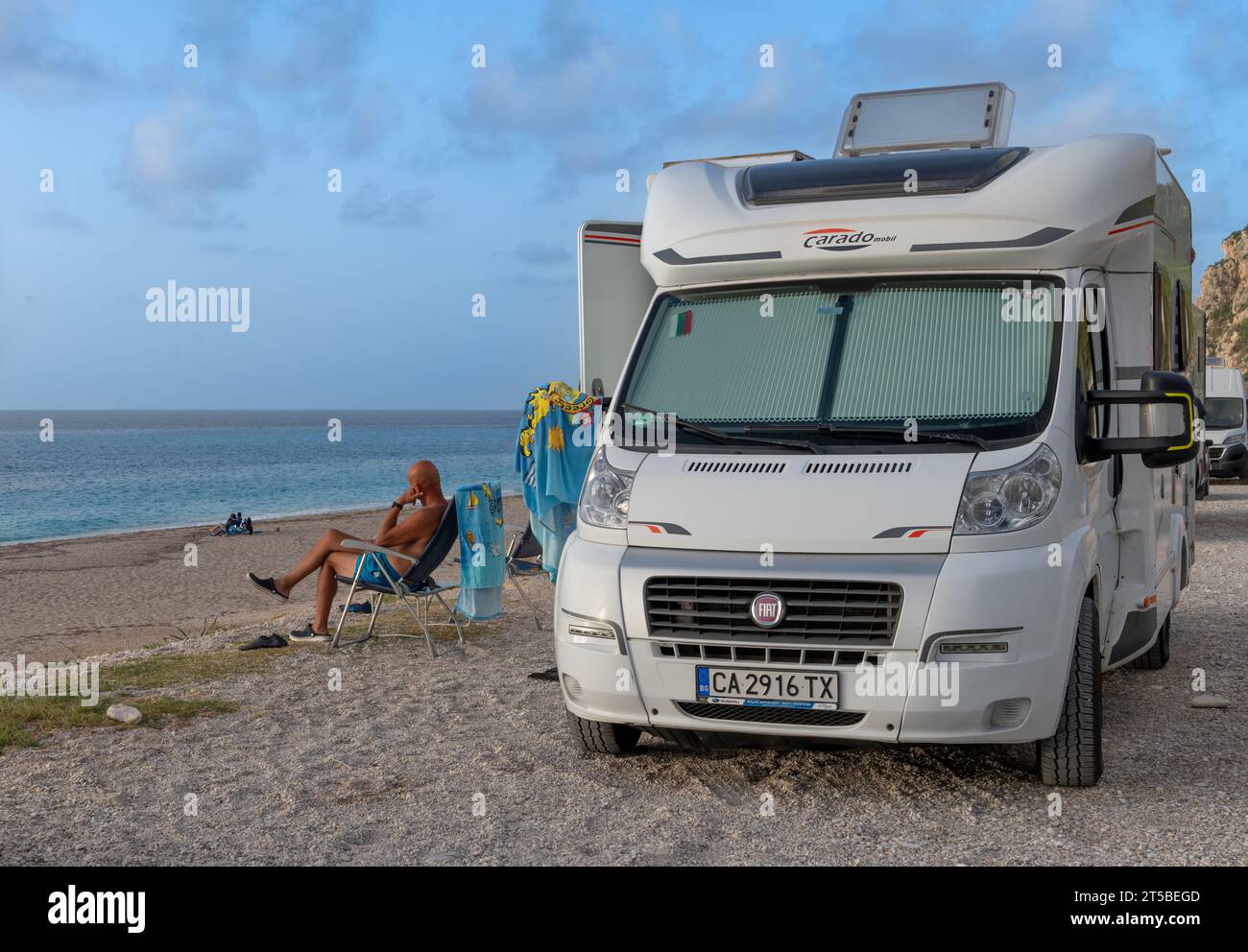 Isola di Lefkada. Grecia - 10.23.2023. I turisti si accamparono con i camper e le case mobili sulla spiaggia di Kathisma. Foto Stock