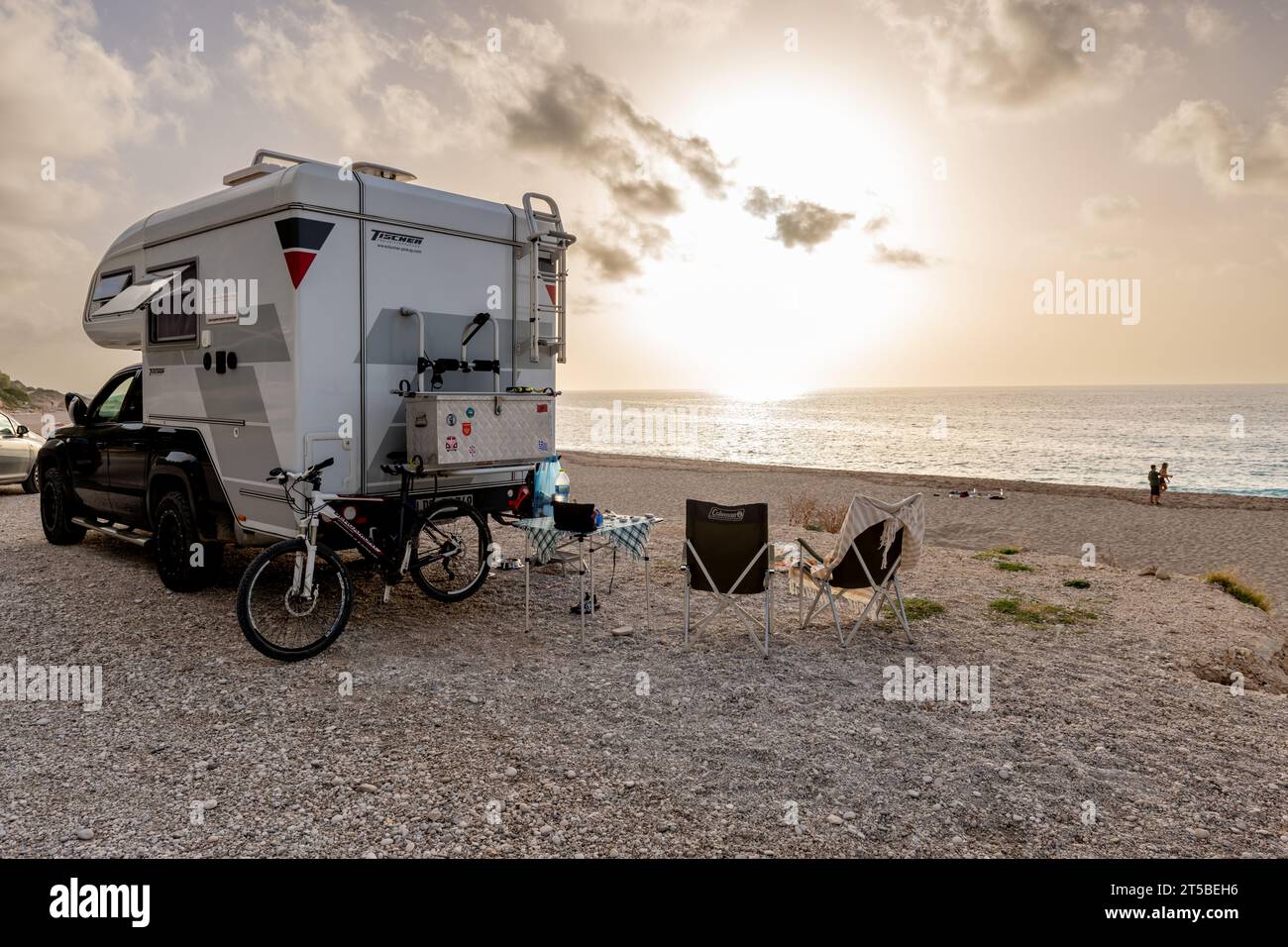 Isola di Lefkada. Grecia - 10.23.2023. Un camper Tischer sulla spiaggia di Kathisma al tramonto. Foto Stock